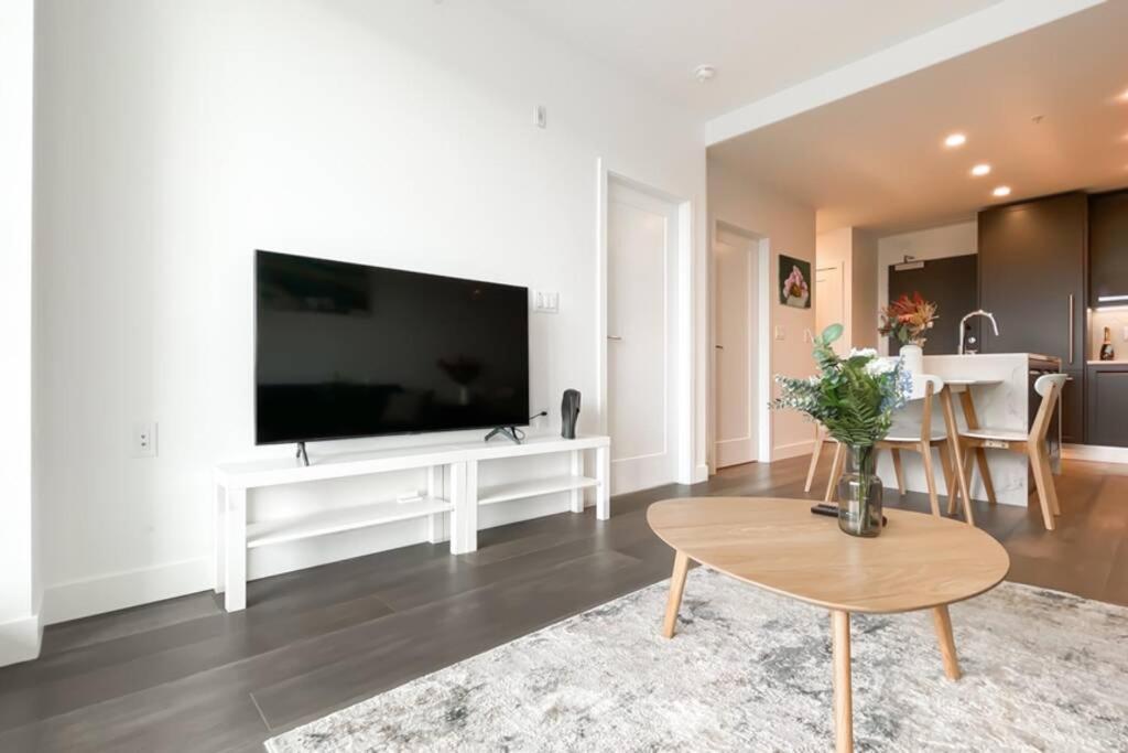 Spacious New Apartment With Working Space@Oakridge Vancouver Exterior photo